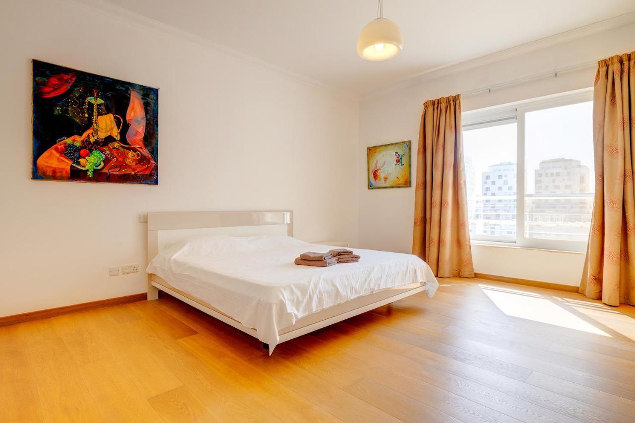 Seafront Apartment In Sliema With Pool, Upmarket Complex Екстериор снимка