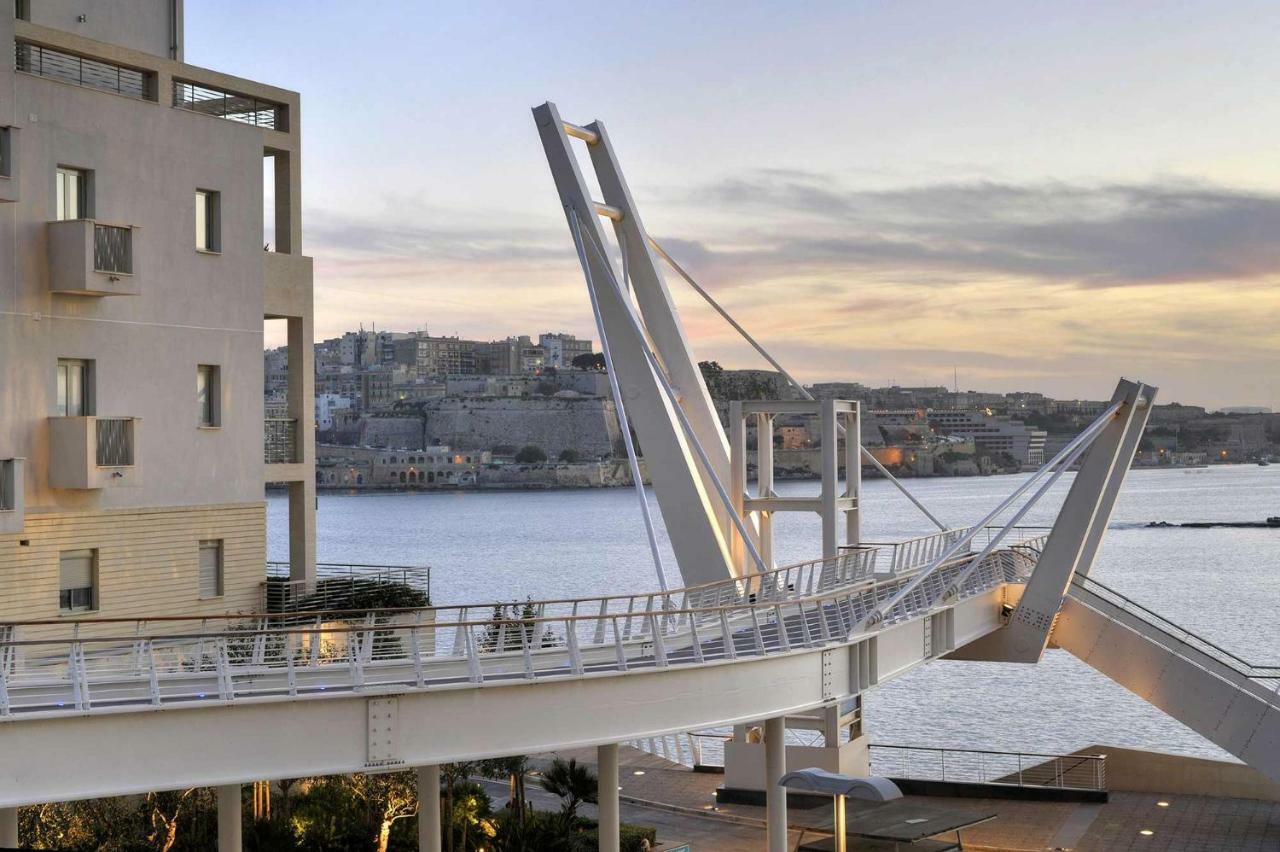 Seafront Apartment In Sliema With Pool, Upmarket Complex Екстериор снимка
