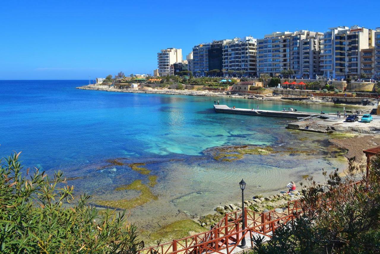 Seafront Apartment In Sliema With Pool, Upmarket Complex Екстериор снимка