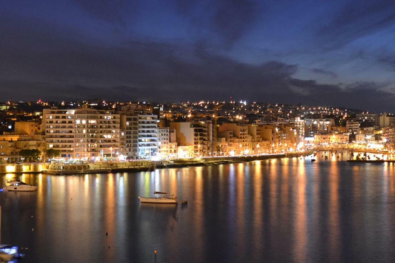 Seafront Apartment In Sliema With Pool, Upmarket Complex Екстериор снимка
