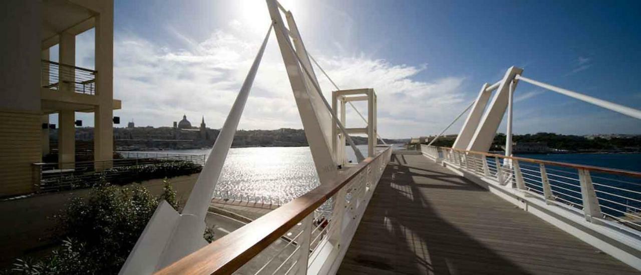 Seafront Apartment In Sliema With Pool, Upmarket Complex Екстериор снимка