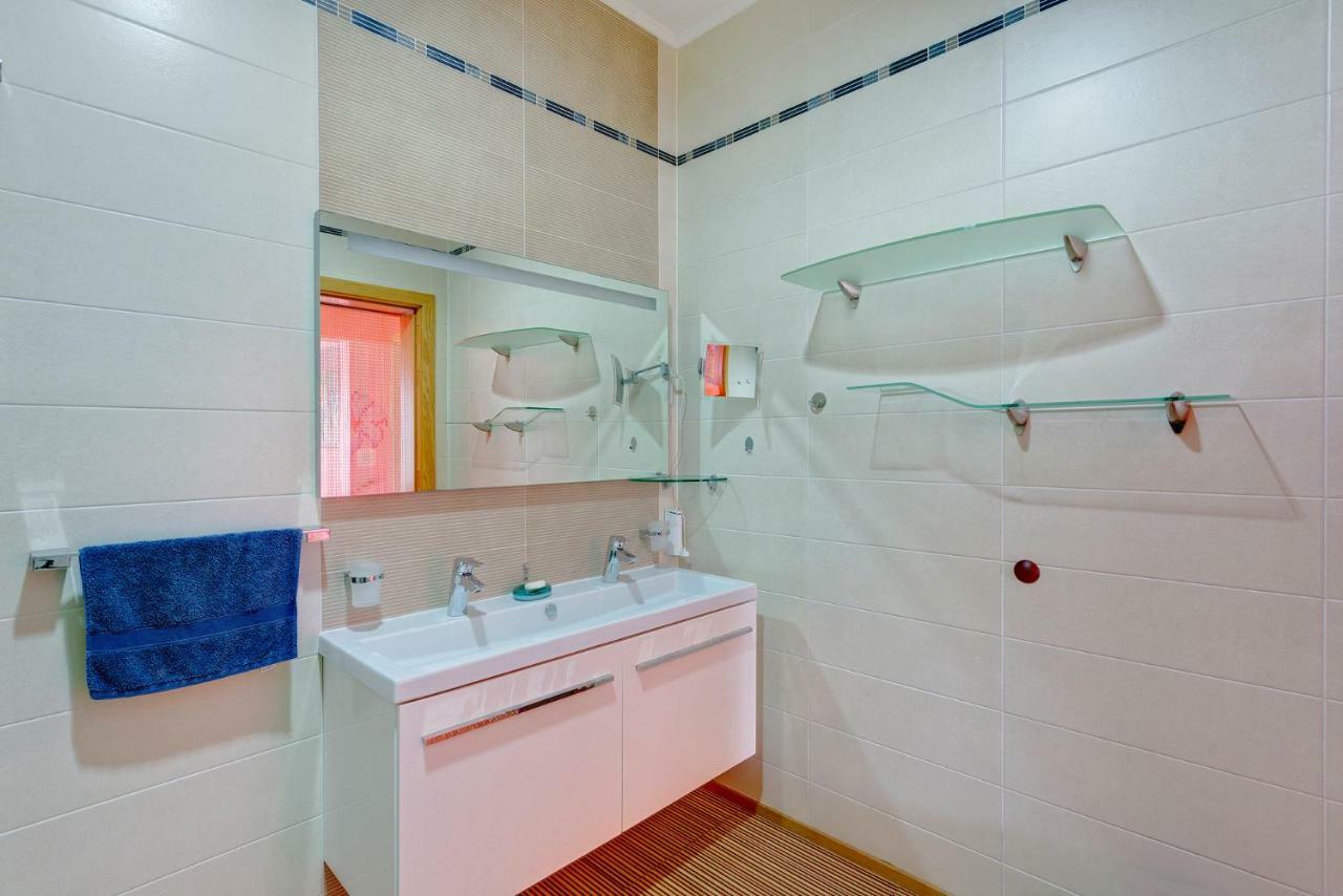 Seafront Apartment In Sliema With Pool, Upmarket Complex Екстериор снимка