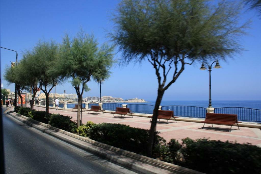 Seafront Apartment In Sliema With Pool, Upmarket Complex Екстериор снимка