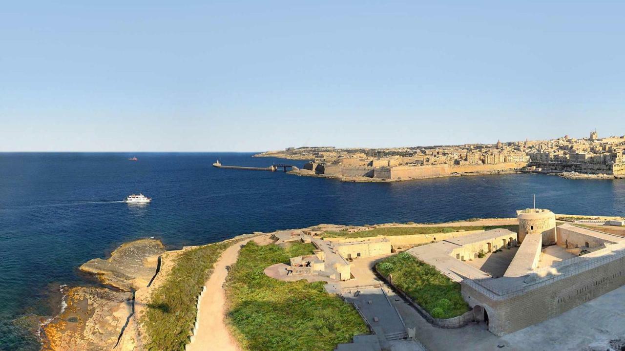 Seafront Apartment In Sliema With Pool, Upmarket Complex Екстериор снимка