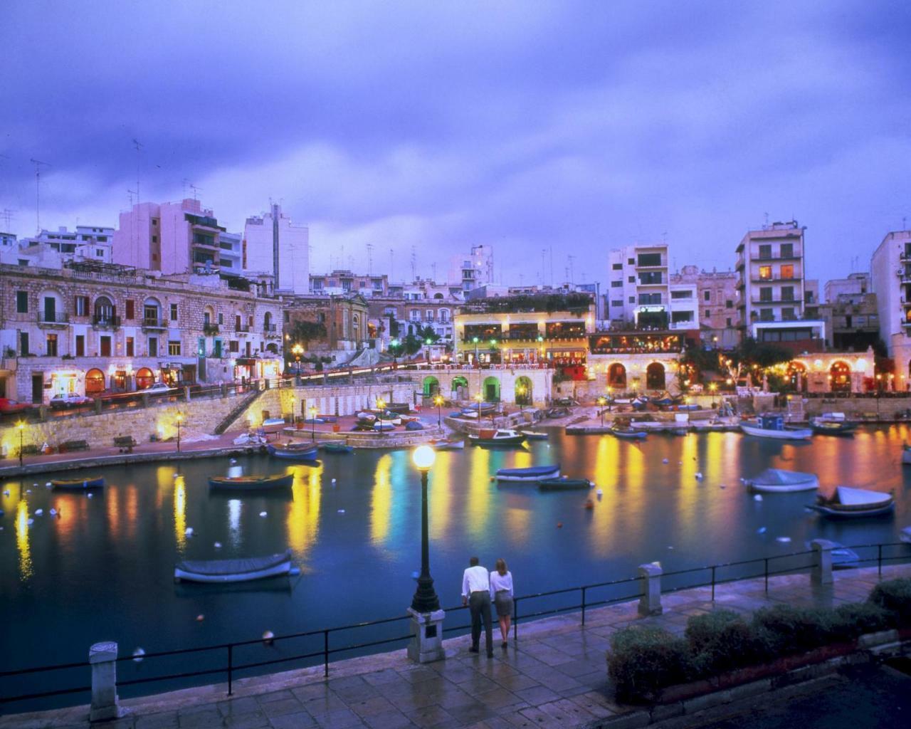 Seafront Apartment In Sliema With Pool, Upmarket Complex Екстериор снимка