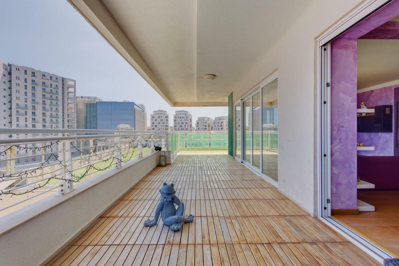 Seafront Apartment In Sliema With Pool, Upmarket Complex Екстериор снимка